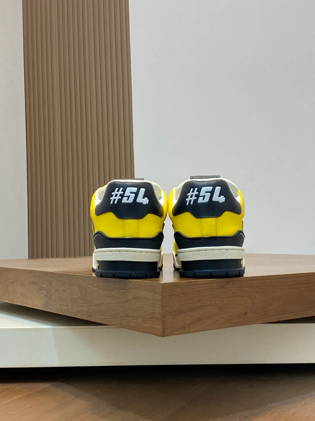 Men's men's shoes 💰820 Lujia New Color Men's 🧍‍♂️trainer sneakers, this LV Trainer sneaker is made of soft grained calfskin, showing pure tones, the #54 logo on the back traces the brand's birth in 1854, the designer's handwritten brand logo embellishes one side, designed by Virgil Abloh himself, a very commemorative sneaker, the new LV Louis Vuitton louis vuitton trainer sneaker low casual sports culture versatile basketball sneakers Size: 35-46 (customized for women 40, men 46)